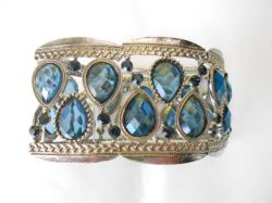 Bracelete feminino com  detalhes em pedras azuis